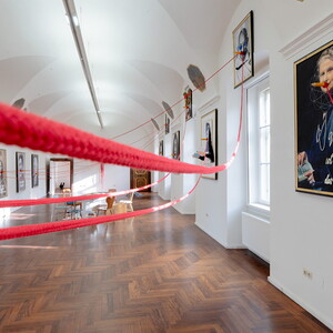 Zenita Komad,Friedensbüro und Friedenstisch, 2024, 20, Portraits, Seile, Gipsabdrücke, Bücher, Holz, Ausstellungsansicht: Zenita Komad: Nie wieder Krieg! KULTUMUSEUM Graz, 3.2.–26.5.2024, Kurator: Johannes Rauchenberger