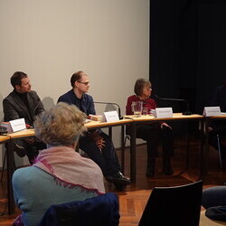 Nachwort der Dichter: Verse vom himmlischen Drucksatz | Poesie lesen von Oleg Jurjew am 26. November 2025 im[Cubus] mit Daniel Jurjew, Olga Marynova, Peter Waterhouse, Kathrin Schmidt und Richard Obermayr. Einf?hrung und Gespr?ch von Andreas Unterweg