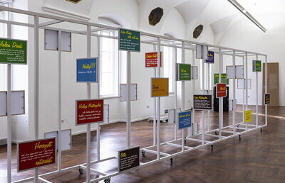 zweintopf (Eva Pichler+Gerhard PichlerMaria:Trost, 2010/2022bestehend aus:- 34 Stück, 30*40cm Pigmentdrucke auf Epson Enhanced Matte Paper, Auflage 1+1- Video 4:3 - Dauer (3:19) als Loop (23:14): MariaHilf4_3.mpg, Auflage 1+1- Schaukasten (ÖBB) 