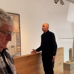 Zlatko Kopljar führte mit Kurator Johannes Rauchenberger durch die Ausstellung 'AUSLÖSCHUNG', 23.11.2024