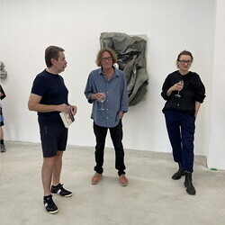 Künstler*innengespräch: Anneliese Schrenk und Michael Kienzer im Gespräch mit Kurator Johannes Rauchenberger in der Ausstellung: 'Was tun Skulpturen ohne Aufsicht?', 8.8.2026, Spiegelgitterhaus Gleisdorf, Hochsommer.art