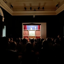 JUNGES PUBLIKUM_Bavastel Puppentheater Graz_Kasperl und das Krokodil. Foto: KULTUM/Hopper