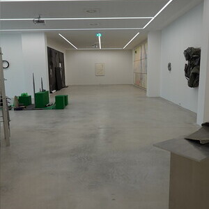                                 Michael Kienzer & Anneliese Schrenk: 'Was tun Skulpturen ohne Aufsicht?', KULTUMUSEUM im Spiegelgitterhaus Gleisdorf, 22. Mai bis 31. August 2026Kurator: J. Rauchenberger