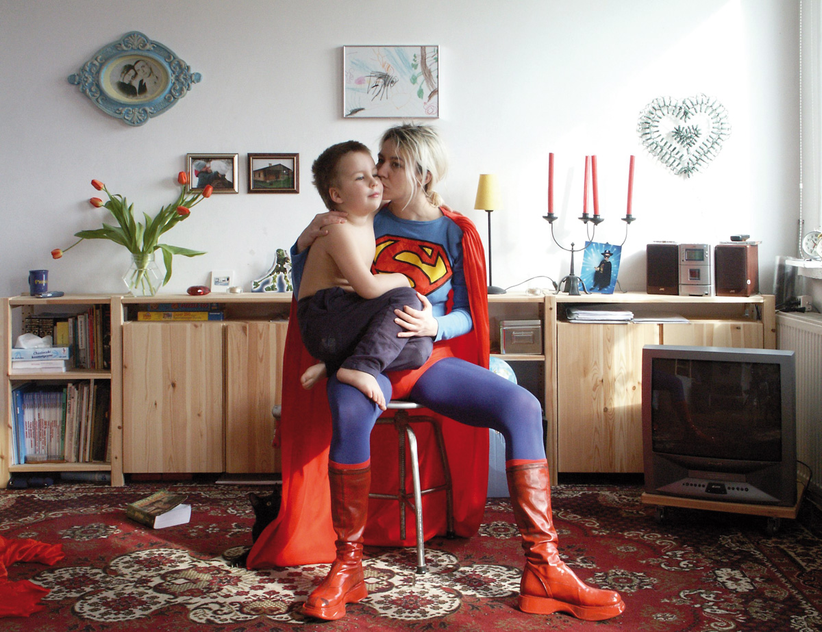 Supermother: Batman, Superman, Spiderman, 2002, Triptychon, C-Print auf Aluminium, je 100x150 cm, KULTUMdepot Graz, aus: mutter. Neue Bilder in zeitgenössischer Kunst (2010) / Elzbieta Jabłońska