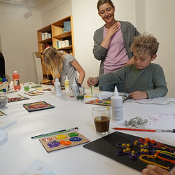 Paradieswerkstatt Malworkshop in der Ausstellung 'Innergärten und Trotzdemblüten' von Alois Neuhold Foto: KULTUM/Andrea Hopper