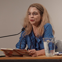 Doppelter Gast, am Fr., 24. April 2026 mit Ulrike Scheuermann, mit einer Einführung von Barbara Rauchenberger und einem Gespräch moderiert von Helwig Brunner