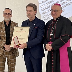 Eröffnung des Spiegelgitterhauses Gleisdorf (Sammlung Wolf) durch Bürgermeister Christoph Stark, Landeshauptmann Christopher Drexler und Diözesanbischof Wilhelm Krautwaschl.Laudatio: Walter Prügger,Einführung in die Ausstellung 'WENDEZEITEN/ZEITENW
