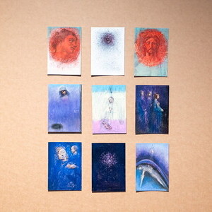 Reinhild Gerum, * in München, lebt in München (DE), Fein bist du, Sicht!, Mit Ölkreiden übermalte Kunstkarten, 2000–2019KULTUMUSEUM Graz, aus: Fein bist du, Sicht!1000 Kunstkarten von Reinhild Gerum (2019)