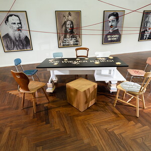 Zenita Komad: Installationsansicht 'Friedensbüro', 2024, Ausstellungsansicht: Zenita Komad: Nie wieder Krieg! KULTUMUSEUM Graz, 3.2.–26.5.2024, Kurator Johannes Rauchenberger