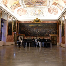 Ausstellungsführung Schulgruppe durch die Ausstellung 'Auslöschung' von Zlatko Kopljar durch Johannes Rauchenberger, Jänner 2025