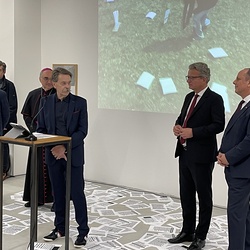 Eröffnung des Spiegelgitterhauses Gleisdorf (Sammlung Wolf) durch Bürgermeister Christoph Stark, Landeshauptmann Christopher Drexler und Diözesanbischof Wilhelm Krautwaschl.Laudatio: Walter Prügger,Einführung in die Ausstellung 'WENDEZEITEN/ZEITENW