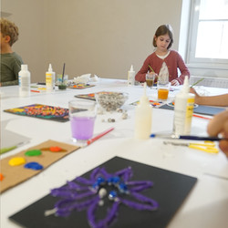 Paradieswerkstatt Malworkshop in der Ausstellung 'Innergärten und Trotzdemblüten' von Alois Neuhold Foto: KULTUM/Andrea Hopper