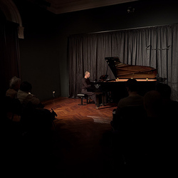 20. Novemeber 2025. Boring Formless Nonsense. Konzert mit Forrest Moody, Klavier