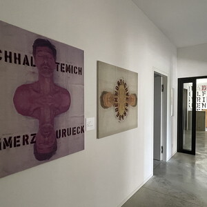 Michael ENDLICHER, L.P. 2 / L.P.5, 2014, je 88x100 cm, Sprühlack auf Siebruck/Molino, Ausstellungsansicht: Michael Endlicher: ZEICHEN SPRACHE IRONIE, KULTUM Graz, 11. Mai bis 13. Juli 2024, Kurator: Johannes Rauchenberger