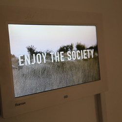 NINAVALE. Ausstellungsaufbau. 'Paradise is temporarily closed. God' KULTUM Graz, 24. Oktober 2020 bis 12. Dezember 2020. Foto: KULTUM/Andrea Hopper