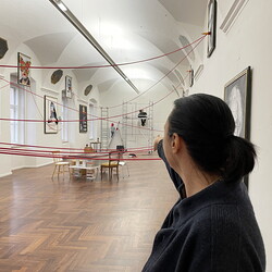 Aufbau der Ausstellung: Zenita Komad: NIE WIEDER KRIEG!KULTUM MUSEUM Graz, J?nner 2024Foto: KULTUM/Aufbauteam