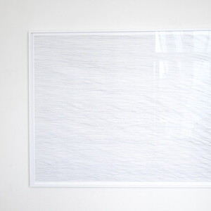 Isabella Kohlhuber, * 1982 in Bad Ischl (AT), lebt in Wien (AT), o. T. (Linien), 2016, Tusche auf Papier, 140 x 100 cm, KULTUMUSEUM Graz, aus: EINATMEN – AUSATMEN (2021)