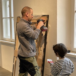 Aufbau der Ausstellung: Zenita Komad: NIE WIEDER KRIEG!KULTUM MUSEUM Graz, J?nner 2024Foto: KULTUM/Aufbauteam