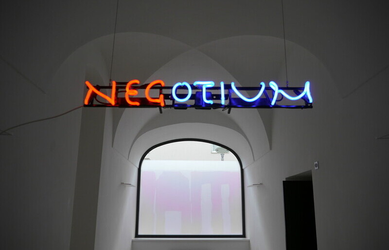 Michael ENDLICHERNegOtium2024100x16cmNeonapparatur Ausstellungsansicht: Michael Endlicher: ZEICHEN ? SPRACHE ??IRONIE, KULTUM Graz, 11. Mai bis 13. Juli 2024, Kurator: Johannes Rauchenberger