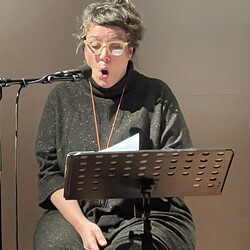 BREAK EDEN. Ges?nge von Sirenen. H?RSPIEL, KULTUM, 1. Dezember 2023  Text, Lesung: Lisa Spalt Komposition: Clemens Gadenst?tter  Interpret*innen: Anna Claire Hauf | Stimme Ernst Surberg |  Keyboards  Foto: KULTUM/J. Rauchenberger