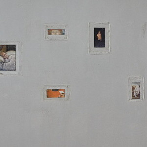                                 Maaria Wirkkala Permanent Collection, 2011, Postkarten in Lehmwand | Postcards in clay-wall, Courtesy of the artist and KULTUMUSEUM Graz, aus: Maaria Wirkkala: SHARING (2011)