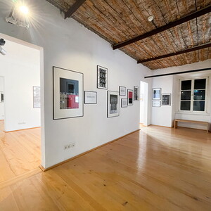 Peter Angerer: „Die Erfindung der Realität“,ab 2017, 19 Unikatgrafiken, Monotypie,Elementendruck, Text, 14 Arbeiten „Die Erfindungder Realität“ 2017 je 59,4cm x 42cm,1 Arbeit „Read/Real“ 2019, 70cm x 50cm, 2Arbeiten „Visible“ 2019, „Real/Unreal“