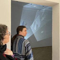 Eröffnung der Ausstellung: 'SISTERS OF THE LABYRINTH' von Renate Kordon und Tamara Friebel, KULTUM Graz, 2. März 2024. Foto: KULTUM/Johannes Rauchenberger