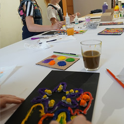 Paradieswerkstatt Malworkshop in der Ausstellung 'Innergärten und Trotzdemblüten' von Alois Neuhold Foto: KULTUM/Andrea Hopper