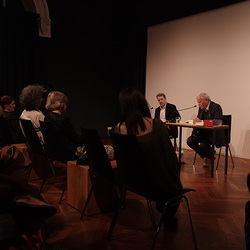 Lesung am 8. Mai 2026 mit Peter Waterhouse aus seinem neuen Werk Z Ypsilon X, mit einleitenden Worten von Johannes Rauchenberger und Edith Draxl. Gespräch und Moderation Paul Jandl.