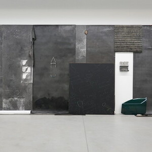 Anneliese Schrenk: Parallelwand, 2018, 330x750x16cm7 Frottagen/2007-2018, Metallobjekte/8 Haken 8 L?cher 8 B?gen/Schlachthausfreundmetallgeflecht (BH)/Kandare, Leder/Aussto?haut auf Keilrahmen/Interne Codes, Unfallautoscheibe/Jaguar/gr?n, Steinstab 