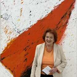 Erika Lojen vor dem Bild Gerhard Lojens (1935–2005), das ihr gewidmet ist, bei der Abschlussführung im Spiegelgitterhaus am 17. Jänner 2026