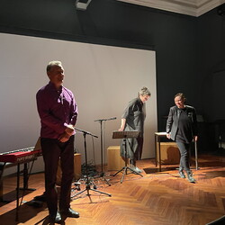 BREAK EDEN. Ges?nge von Sirenen. H?RSPIEL, KULTUM, 1. Dezember 2023  Text, Lesung: Lisa Spalt Komposition: Clemens Gadenst?tter  Interpret*innen: Anna Claire Hauf | Stimme Ernst Surberg |  Keyboards  Foto: KULTUM/J. Rauchenberger