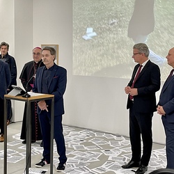 Eröffnung des Spiegelgitterhauses Gleisdorf (Sammlung Wolf) durch Bürgermeister Christoph Stark, Landeshauptmann Christopher Drexler und Diözesanbischof Wilhelm Krautwaschl.Laudatio: Walter Prügger,Einführung in die Ausstellung 'WENDEZEITEN/ZEITENW