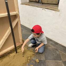 Aufbau der Ausstellung: Zenita Komad: NIE WIEDER KRIEG!KULTUM MUSEUM Graz, J?nner 2024Foto: KULTUM/Aufbauteam