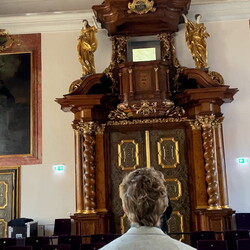 Zlatko Kopljar führte mit Kurator Johannes Rauchenberger durch die Ausstellung 'AUSLÖSCHUNG', 23.11.2024