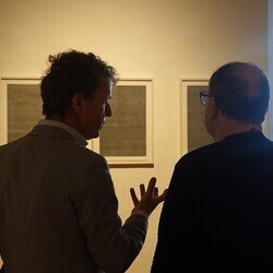                                 Kurator Johannes Rauchenberger mit Adrian Paci in der Ausstellung 'Gott hat kein Museum' am 19.3.2026