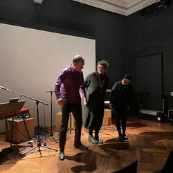 BREAK EDEN. Ges?nge von Sirenen. H?RSPIEL, KULTUM, 1. Dezember 2023  Text, Lesung: Lisa Spalt Komposition: Clemens Gadenst?tter  Interpret*innen: Anna Claire Hauf | Stimme Ernst Surberg |  Keyboards  Foto: KULTUM/J. Rauchenberger