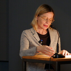 DER DOPPELTE GAST: Petra Ganglbauer und Auguste LaarUNUNTERBROCHEN (SCHWARZ) SEHENMittwoch, 10. Mai 2023, 19 UhrKULTUM [Im Cubus]EINF?HRUNG: Barbara RauchenbergerFoto: J.Rauchenberger/A. Babahmetovic