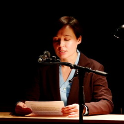 KLANG und KLAGE. Benefizkonzert f?r die UkraineInstitut f?r Slawistik in Kooperation mit KULTUMLAMENTATIONEN: Stimmperformancemit Hilde Kappes und Anna Petzer (Berlin)HERSTORY: Lesung mit Sofia Andruchowytsch (Kyjiw)ZHI ZHI NI NI: Audiovisuel