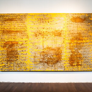 Wilhelm Scherübl, *1961 in Radstadt (AT), lebt in Radstadt (AT), Steinbild (Vera Icon) Tropfen, 1987–89, Triptychon, Leinöl auf Jute, 194 x 316 cm, KULTUMUSEUM Graz, aus: Wilhlelm Scherübl: GEHEN&VERGEHEN (2023), Courtesy des Künstlers