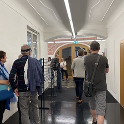 Lange Nacht der Kirchen 2024_'Nie wieder Krieg!'_Zenita Komad_Kuratorenführung. Foto: KULTUM