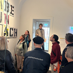 Auftakt des steirischen herbst Rundgangs im KULTUM, mit dabei die Künstler*innen Elisabeth Gschiel und Wilfried Gerstel