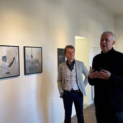 Zlatko Kopljar führte mit Kurator Johannes Rauchenberger durch die Ausstellung 'AUSLÖSCHUNG', 23.11.2024