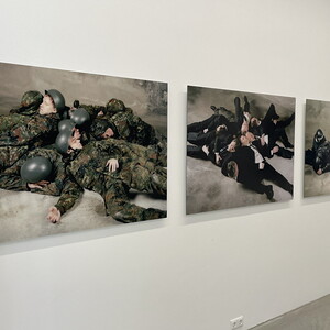 Oliver RESSLER (*1970)We Have a Situation Here, 2011je 130x92 cm3 Digitalprints hinter AcrylglasFoto: Oliver ResslerEd.2/5+I A.P.KULTUMUSEUM Graz, Sammlung Wolf WN: 54004