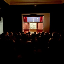 JUNGES PUBLIKUM_Bavastel Puppentheater Graz_Kasperl und das Krokodil. Foto: KULTUM/Hopper