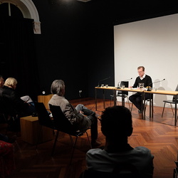 Mit einem Bein steht dieser Dichter in Argentinien, mit dem anderen erreicht er den Abend. Was Fedor Pellmann, der unter Supermarktjunkies, sp?ten Fischreihern und Ausfahrern in Buenos Aires abwartende Dichter aus M?nchen, in seinem Gedichtband ?Nur 