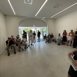 Künstler*innengespräch: Anneliese Schrenk und Michael Kienzer im Gespräch mit Kurator Johannes Rauchenberger in der Ausstellung: 'Was tun Skulpturen ohne Aufsicht?', 8.8.2026, Spiegelgitterhaus Gleisdorf, Hochsommer.art