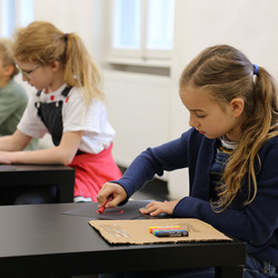 Paradieswerkstatt Malworkshop in der Ausstellung 'Innergärten und Trotzdemblüten' von Alois Neuhold Foto: KULTUM/Andrea Hopper