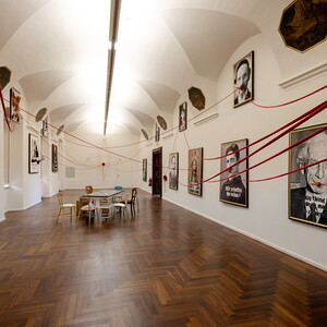 Zenita Komad,Friedensbüro und Friedenstisch, 2024, 20, Portraits, Seile, Gipsabdrücke, Bücher, Holz, Ausstellungsansicht: Zenita Komad: Nie wieder Krieg! KULTUMUSEUM Graz, 3.2.–26.5.2024, Kurator: Johannes Rauchenberger