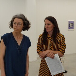                                 Er?ffnung der Sommer-Ausstellung im Spiegelgitterhaus Gleisdorf am 20. Juni 2025:  'round and round she goes  and where she stops nobody knows'Eine Ausstellung ?ber die ZEIT, kuratiert von zweintopf Mit Werken von M